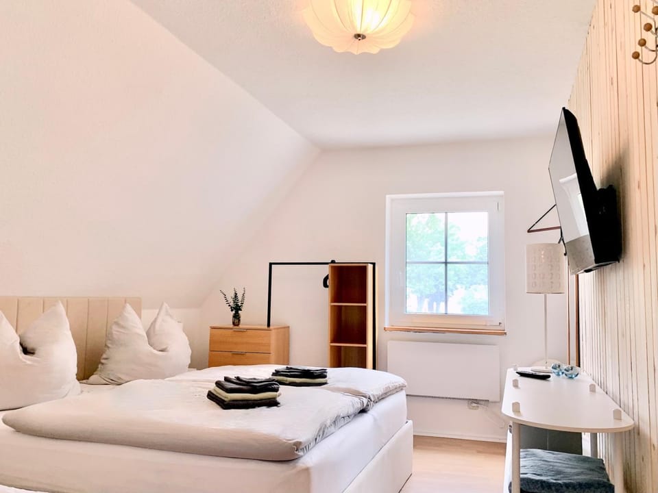 Bed, TV and multimedia, Photo of the whole room, Bedroom, wardrobe