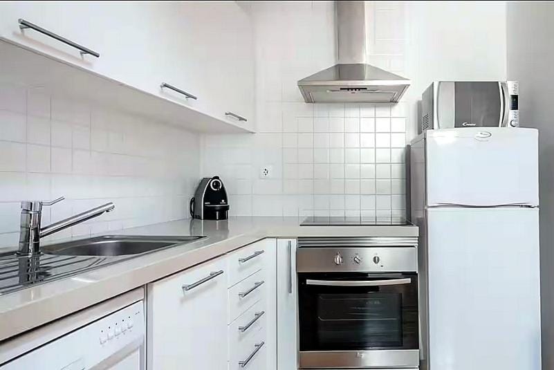 Kitchen or kitchenette, oven, stove