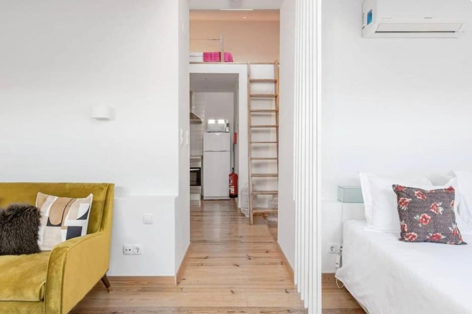 Bed, Living room, air conditioner