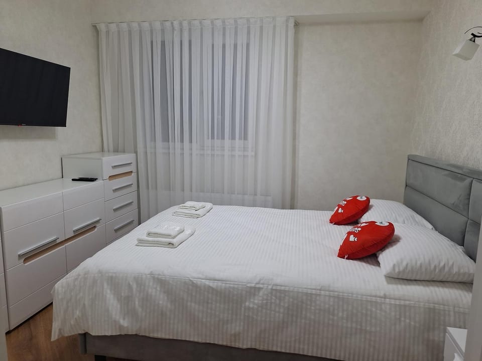 Bed, TV and multimedia, Bedroom, towels