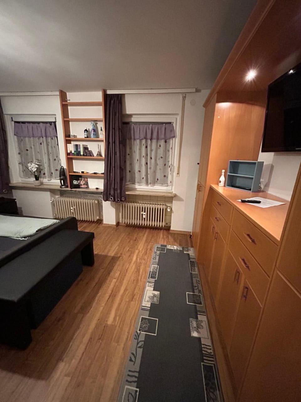 Bed, TV and multimedia, Bedroom