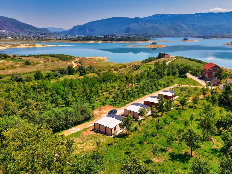 Nearby landmark, Spring, Day, Neighbourhood, Natural landscape, Bird's eye view, Lake view, Mountain view, River view, Parking