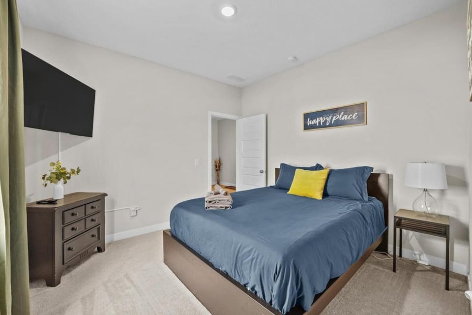 Bed, TV and multimedia, Photo of the whole room, Bedroom