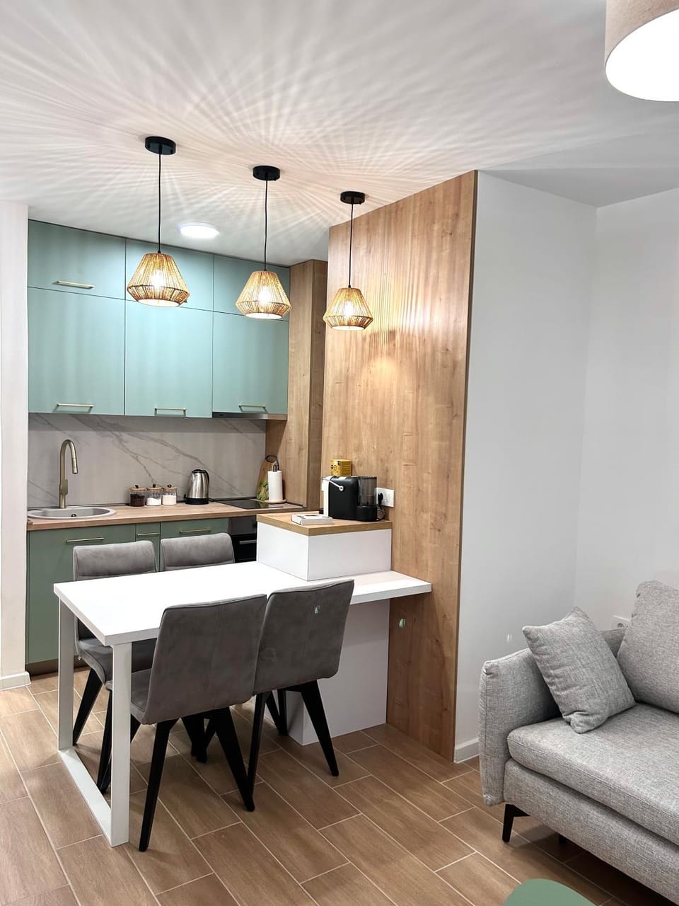 Kitchen or kitchenette, Dining area
