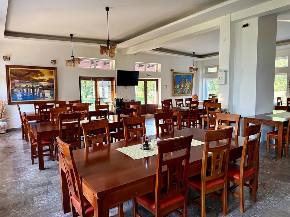 Restaurant/places to eat, Banquet/Function facilities