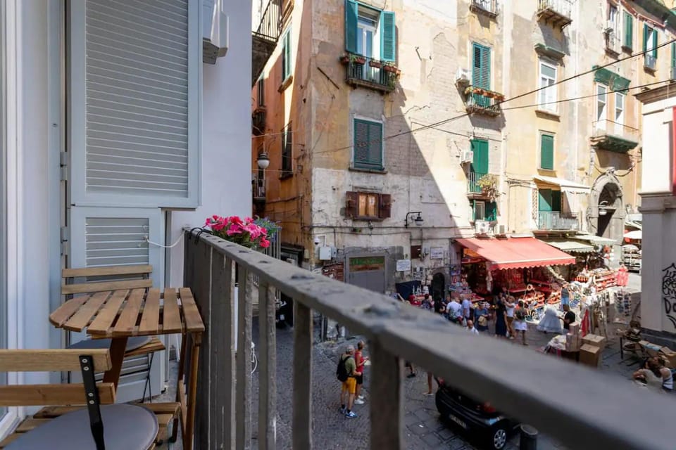 Neighbourhood, Balcony/Terrace, Street view, Location