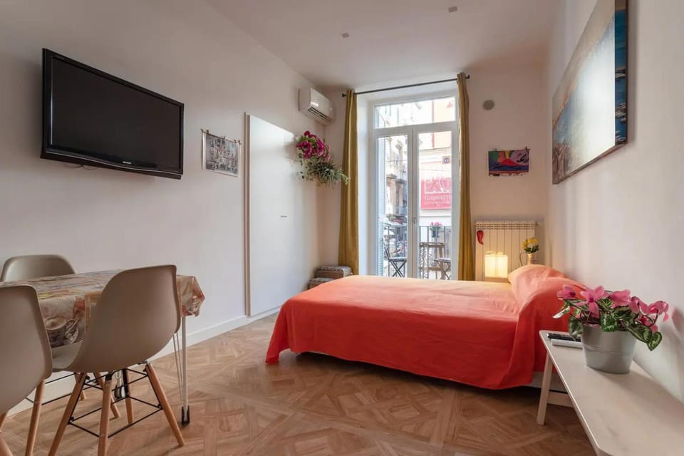 TV and multimedia, Living room, Seating area, Bedroom