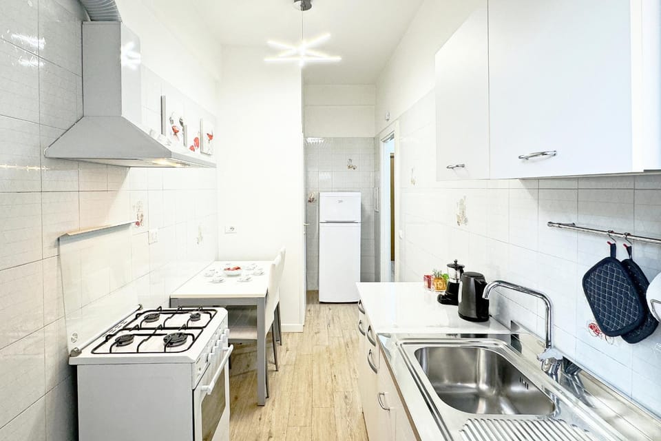Kitchen or kitchenette, Breakfast, dishwasher, oven, stove, washing machine