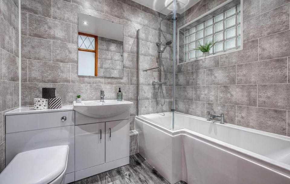3Bedroom House Sleeps 6 Bradford House in Bradford