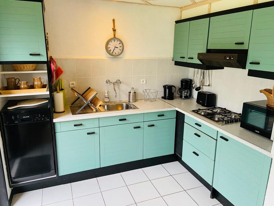 Coffee/tea facilities, Kitchen or kitchenette, dishwasher, microwave, stove, toaster