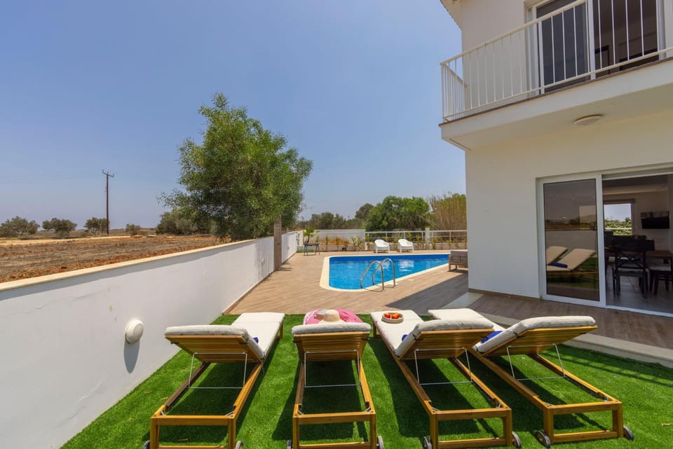 Swimming pool, sunbed