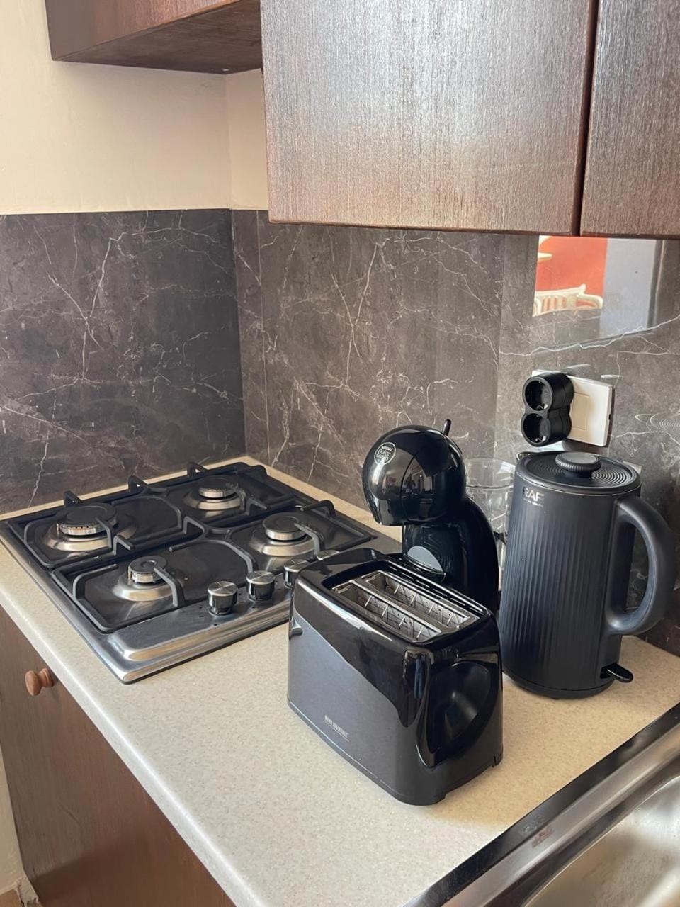Coffee/tea facilities, Kitchen or kitchenette, stove, toaster