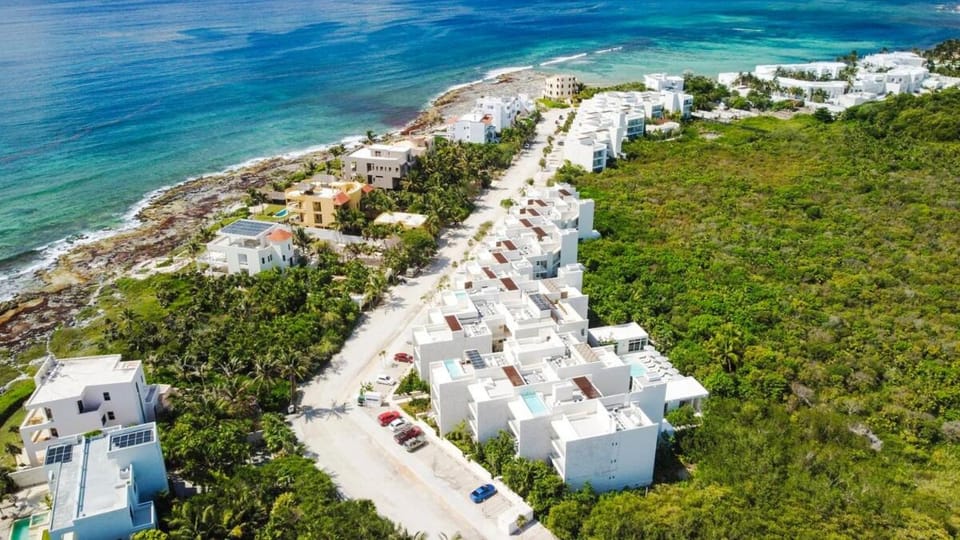 Property building, Nearby landmark, Day, Neighbourhood, Natural landscape, Bird's eye view, Beach, City view, Sea view, Street view, Location