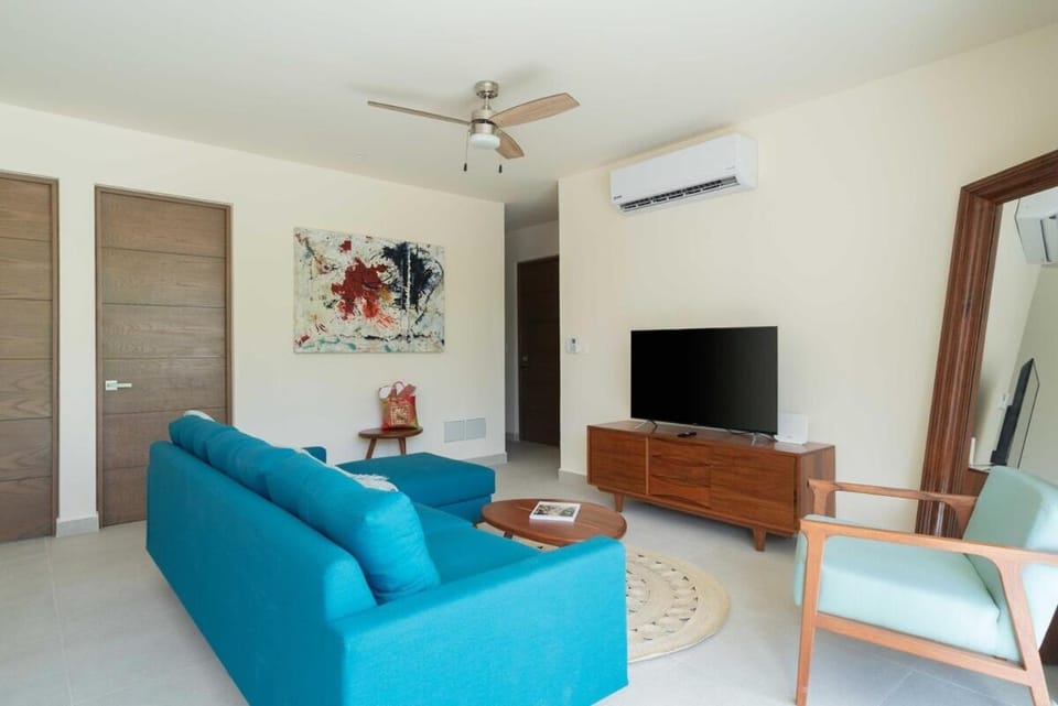 TV and multimedia, Living room, Seating area, furniture, air conditioner