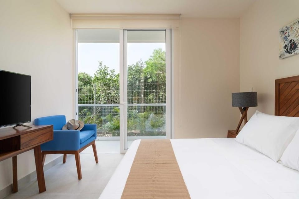 Bed, TV and multimedia, View (from property/room), Balcony/Terrace, Photo of the whole room, Seating area, Bedroom, furniture, air conditioner