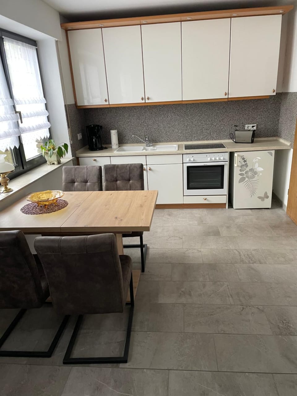 Kitchen or kitchenette, Dining area, oven, stove, toaster