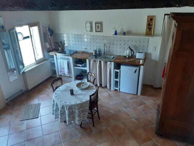Kitchen or kitchenette, Dining area, oven, stove, toaster