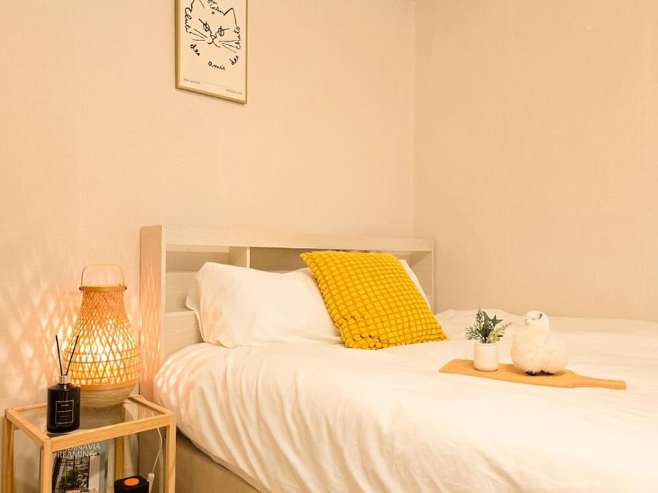 Photo of the whole room, Bedroom