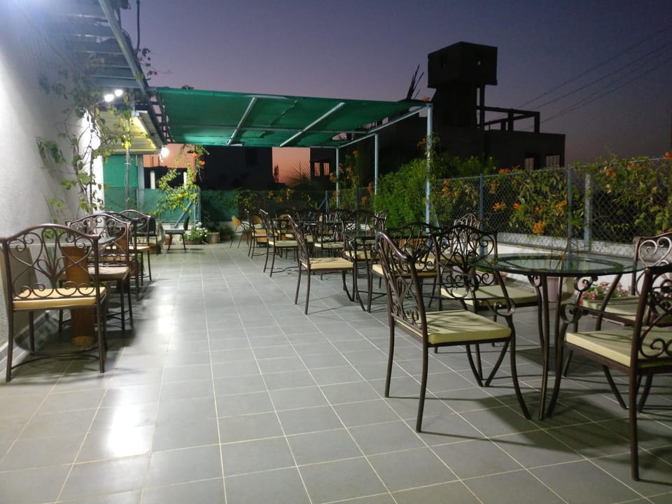 Restaurant/places to eat, Night, On site, Area and facilities
