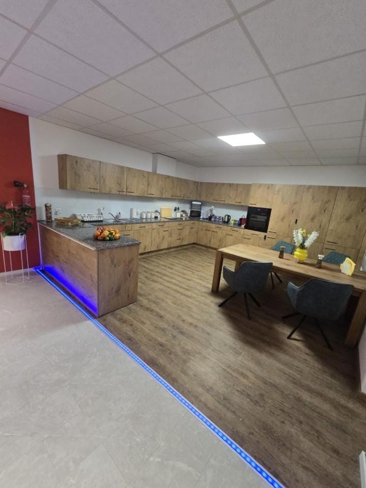 Kitchen or kitchenette, Communal kitchen