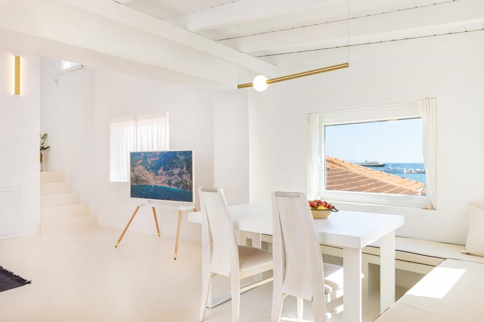 TV and multimedia, Seating area, Dining area