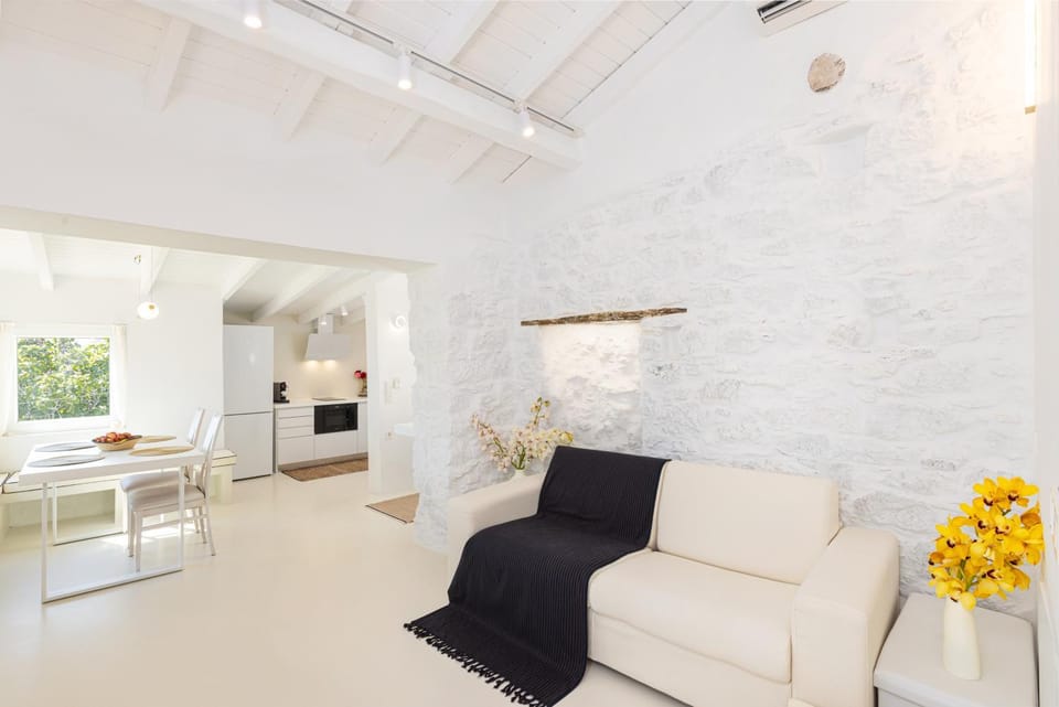 Kitchen or kitchenette, Living room, Seating area, kitchen