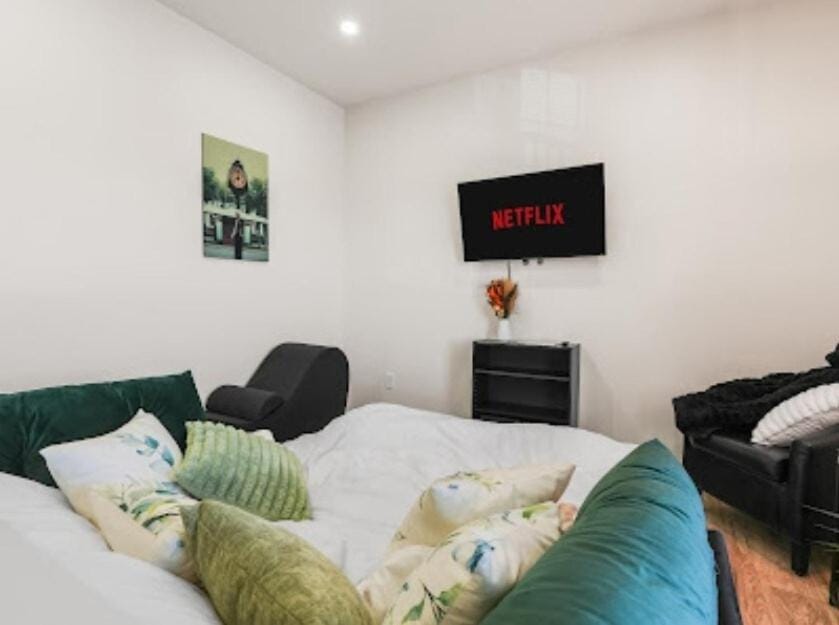 Bed, TV and multimedia, Living room