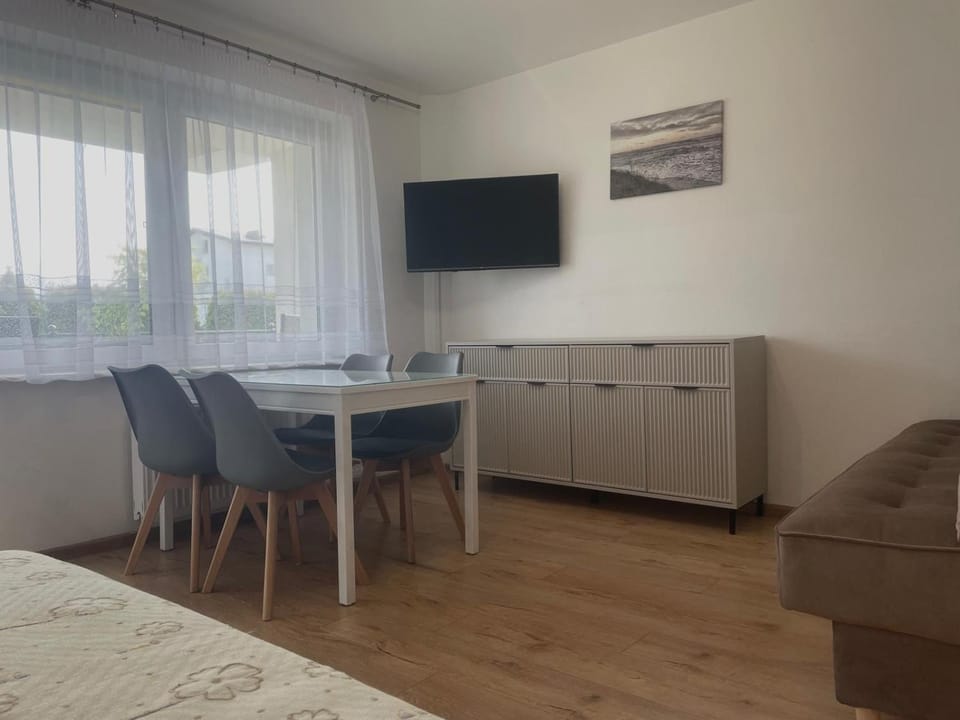 Bed, Living room, Photo of the whole room, Seating area, Bedroom