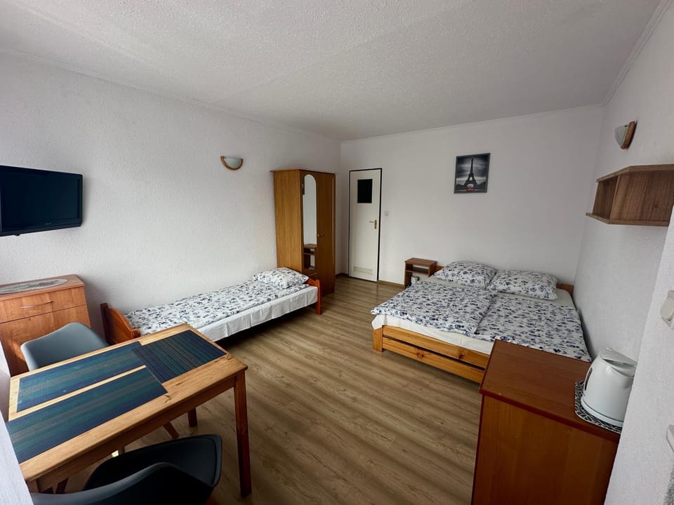 Bed, TV and multimedia, Living room, Photo of the whole room, Seating area, Evening entertainment