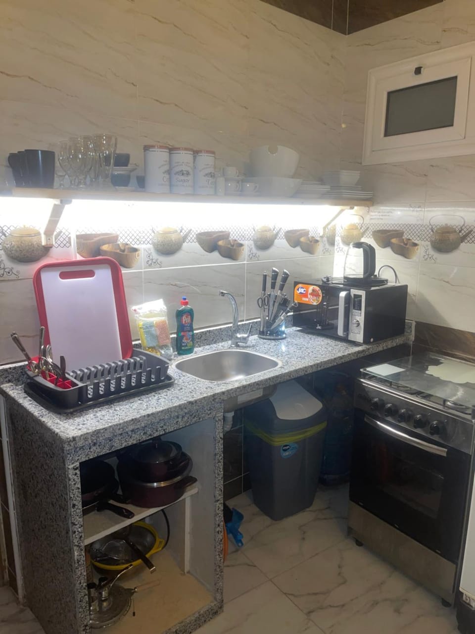 Coffee/tea facilities, Kitchen or kitchenette, oven, stove