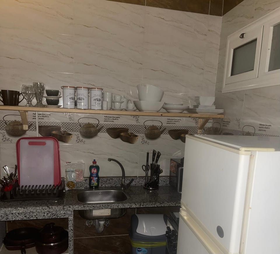 Coffee/tea facilities, Kitchen or kitchenette, stove