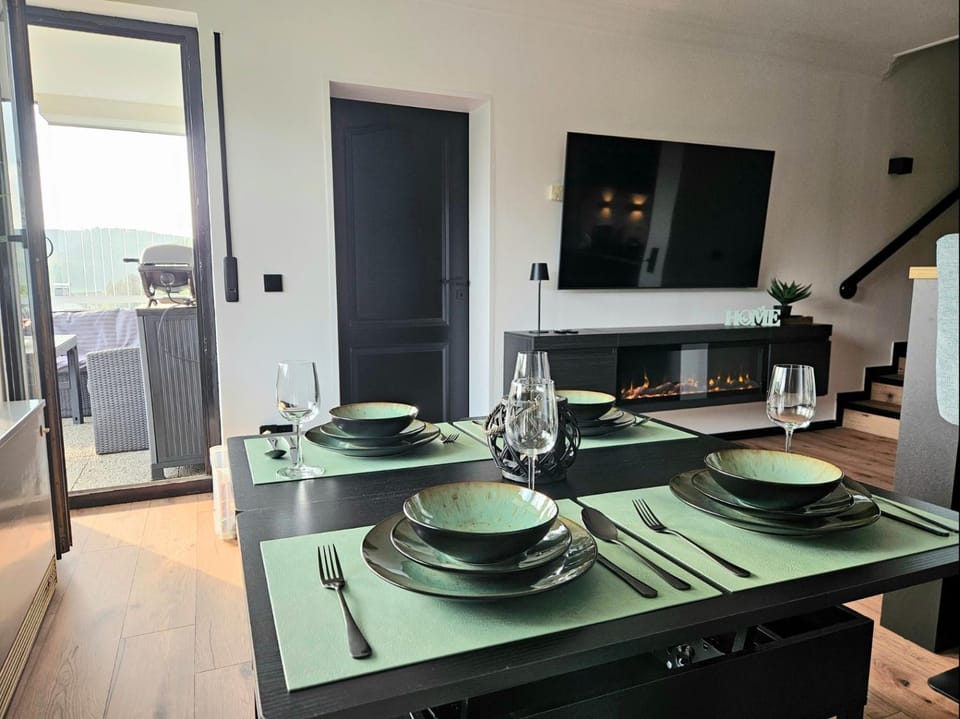 TV and multimedia, Living room, Seating area, Dining area