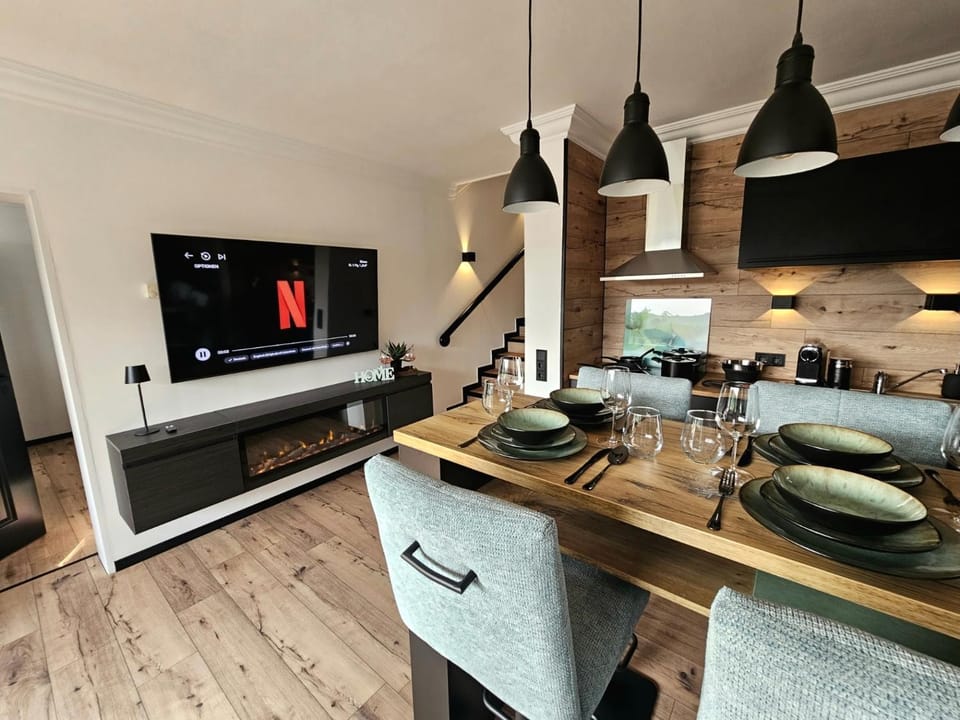 TV and multimedia, Kitchen or kitchenette, Dining area