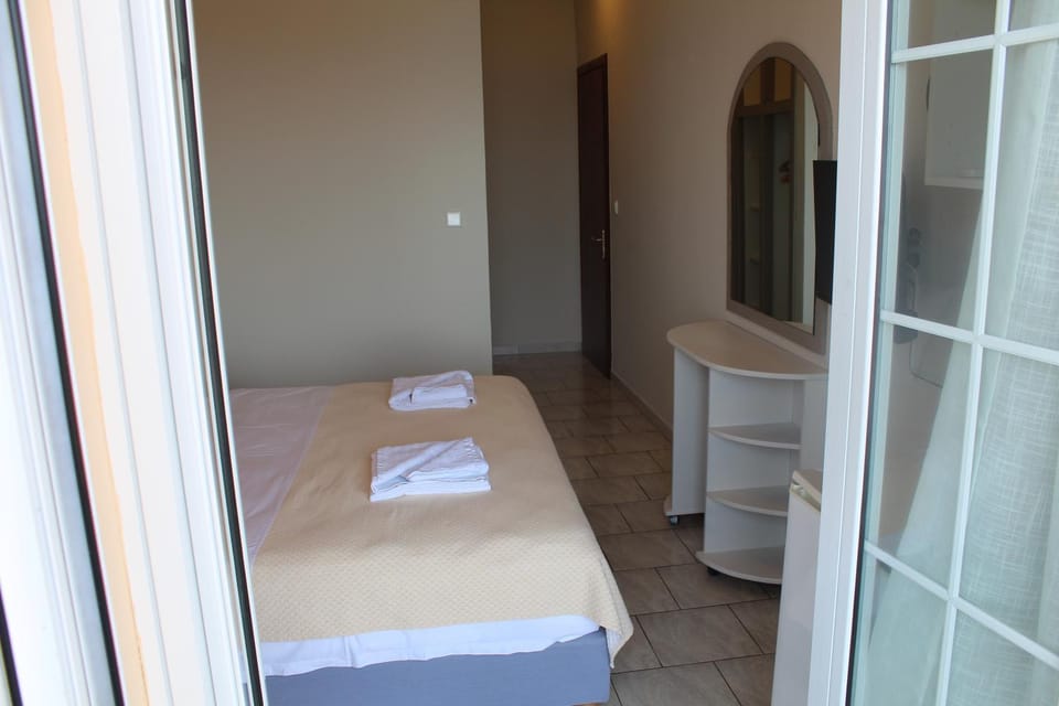Photo of the whole room, Bedroom, towels