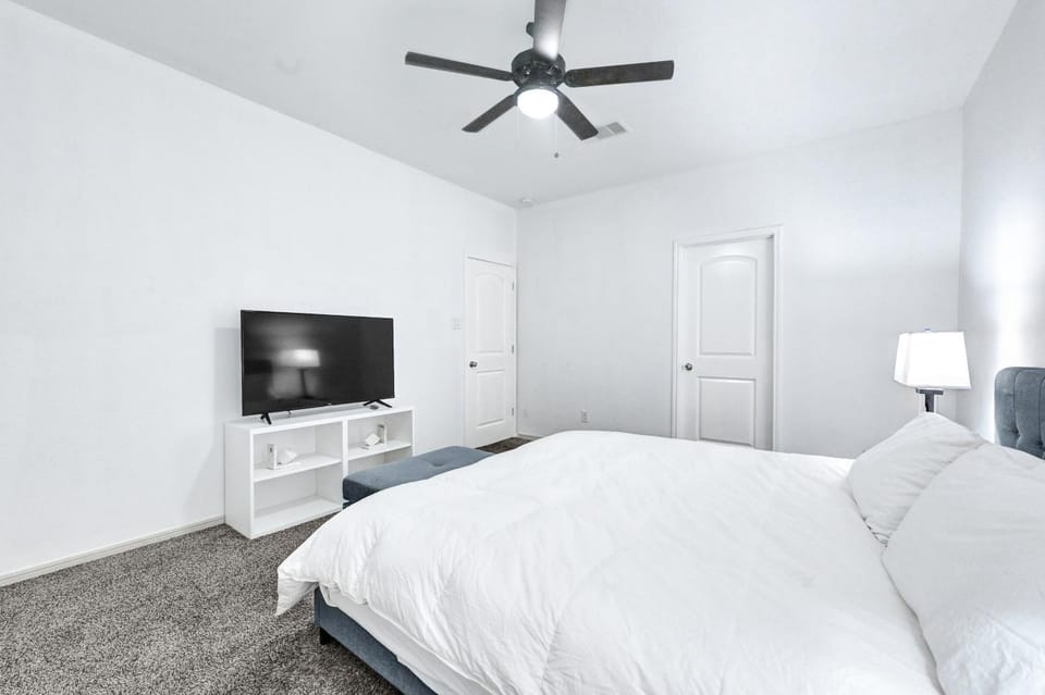 Bed, TV and multimedia, Photo of the whole room, Bedroom