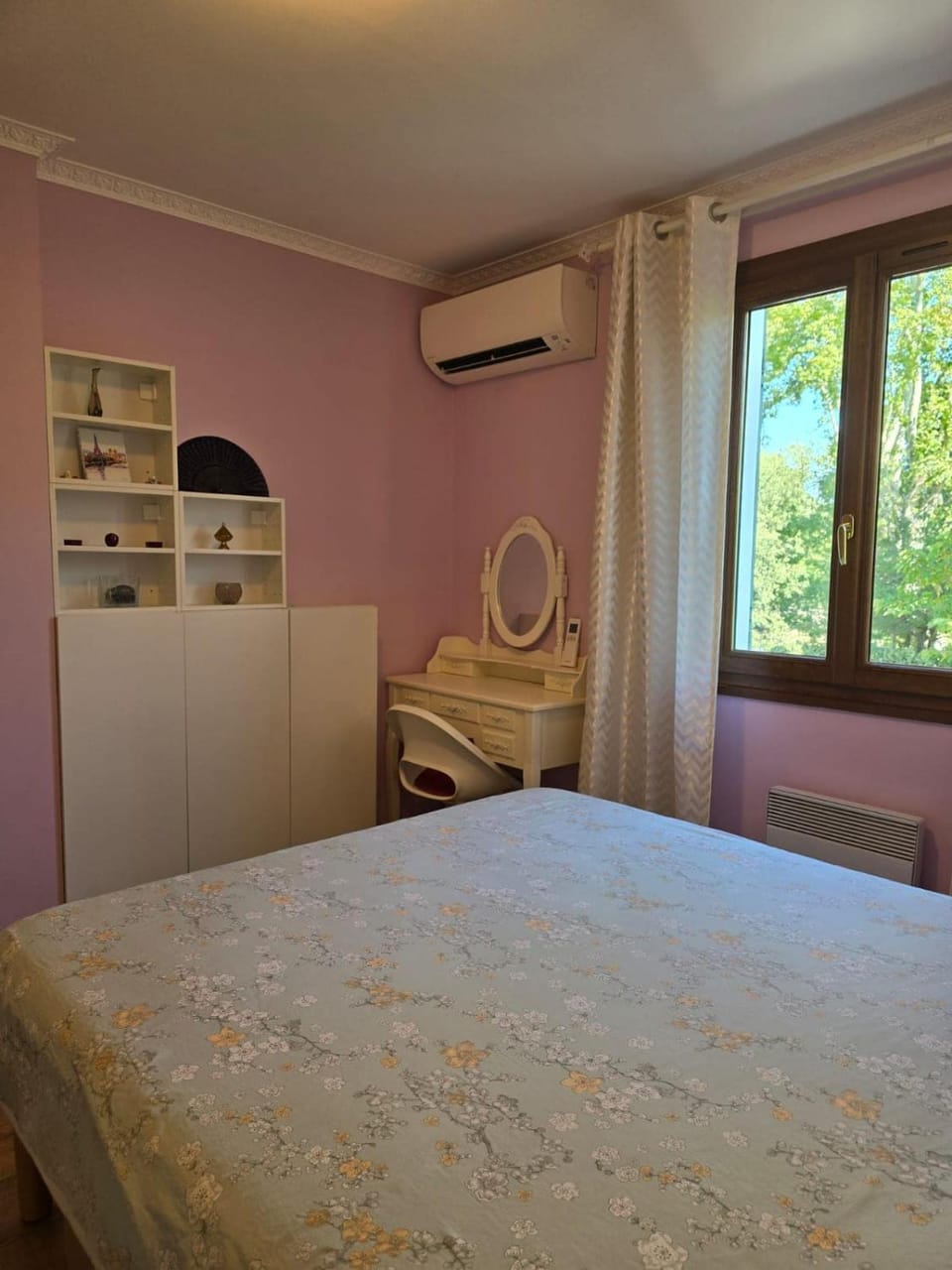 Bed, Photo of the whole room, Bedroom, hair dresser, air conditioner