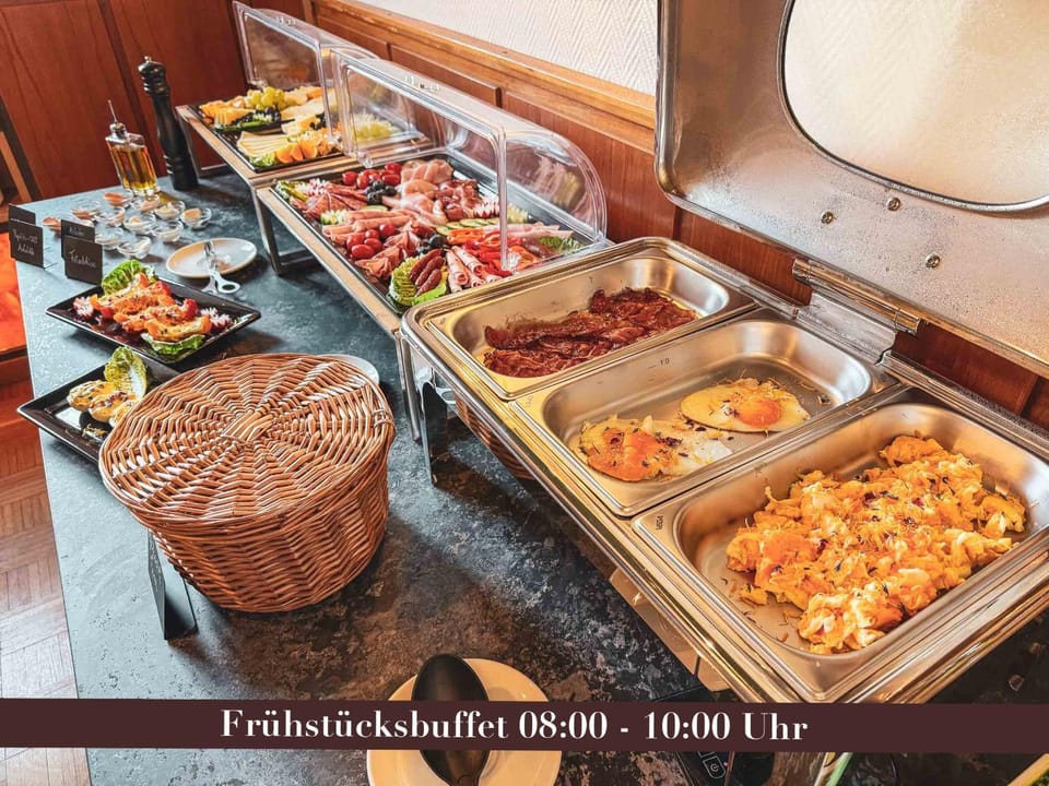 Breakfast, Continental breakfast, Buffet breakfast, Asian breakfast, Italian breakfast, English/Irish breakfast, American breakfast