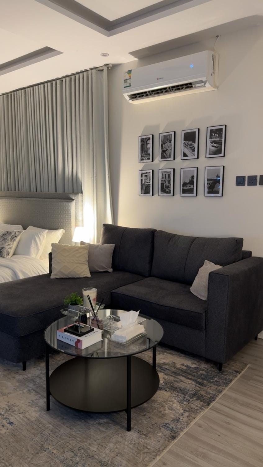 Bed, Living room, Photo of the whole room, Seating area, Bedroom, air conditioner