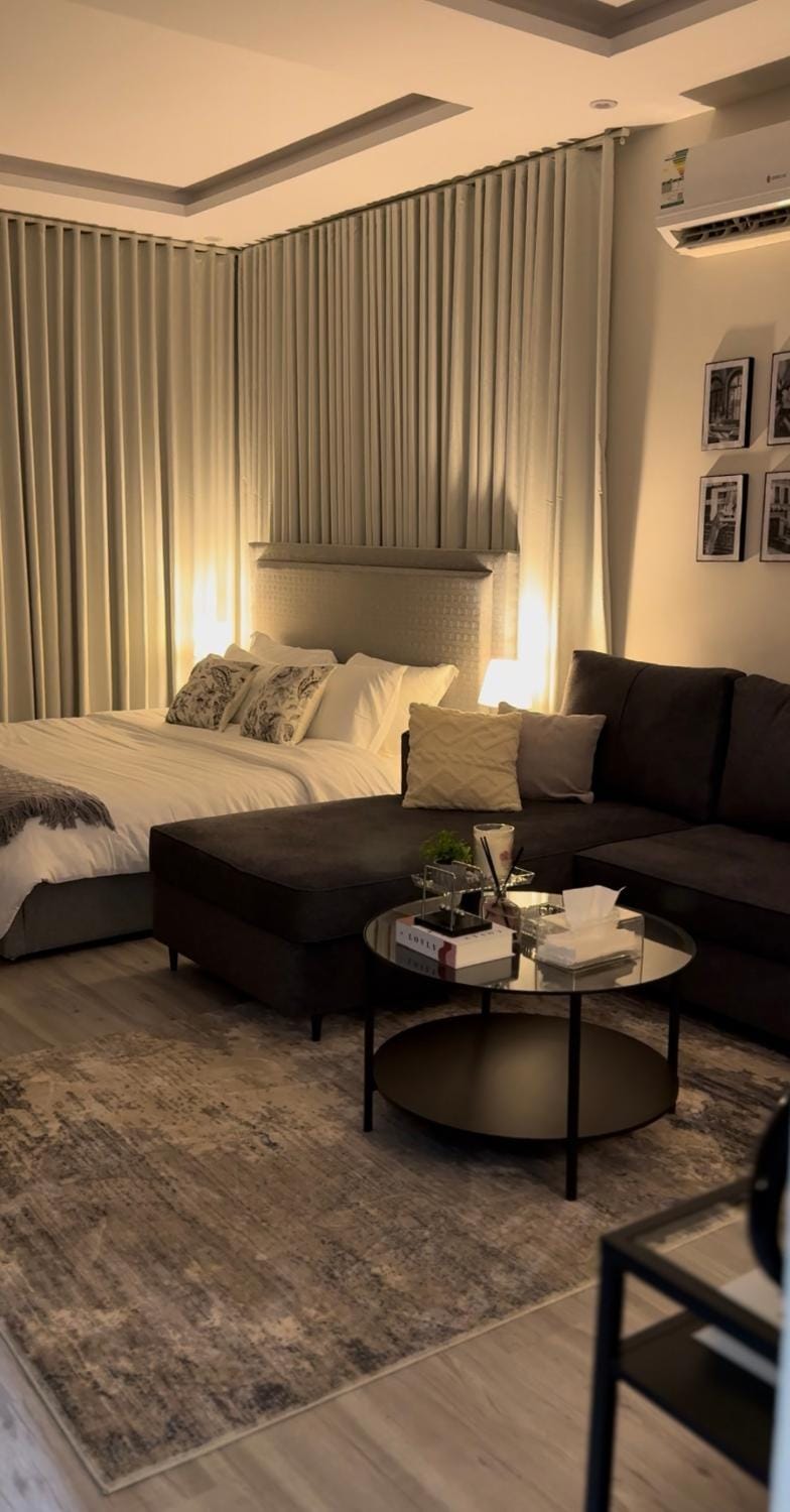Bed, Living room, Photo of the whole room, Seating area, Bedroom