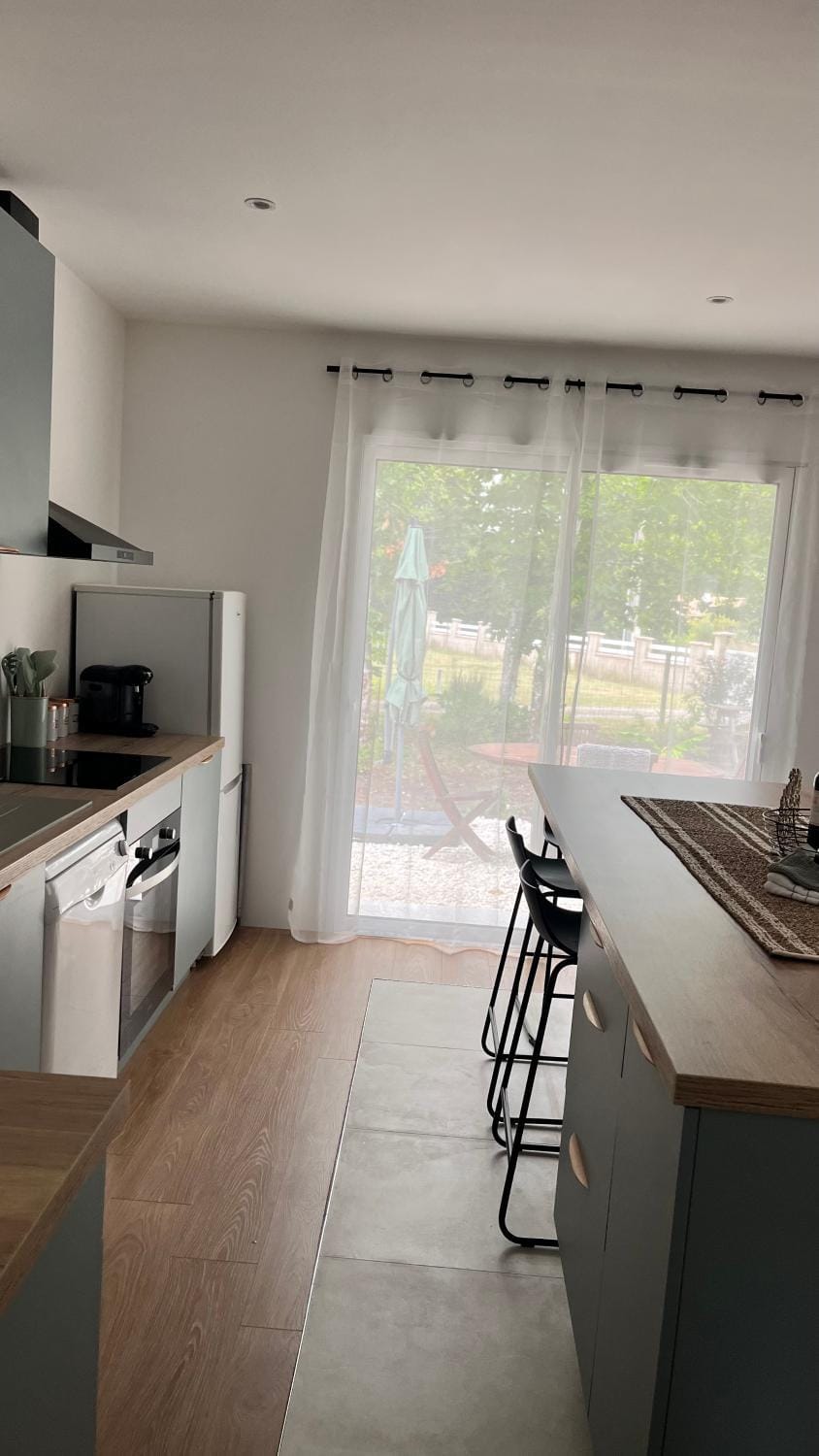 Kitchen or kitchenette, Dining area, stove