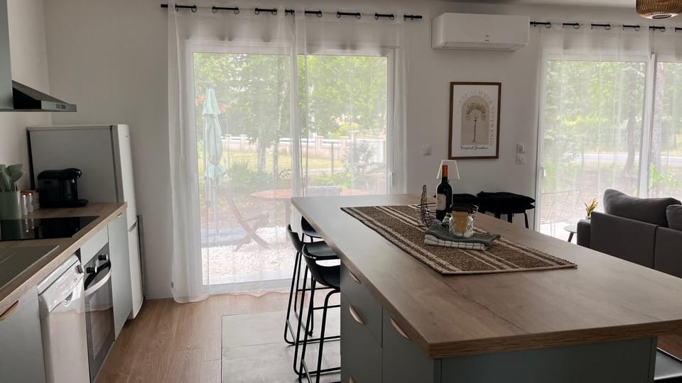 Kitchen or kitchenette, Dining area, oven