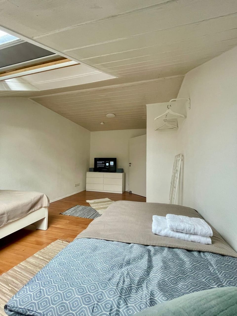 Bed, TV and multimedia, Photo of the whole room, Bedroom, towels