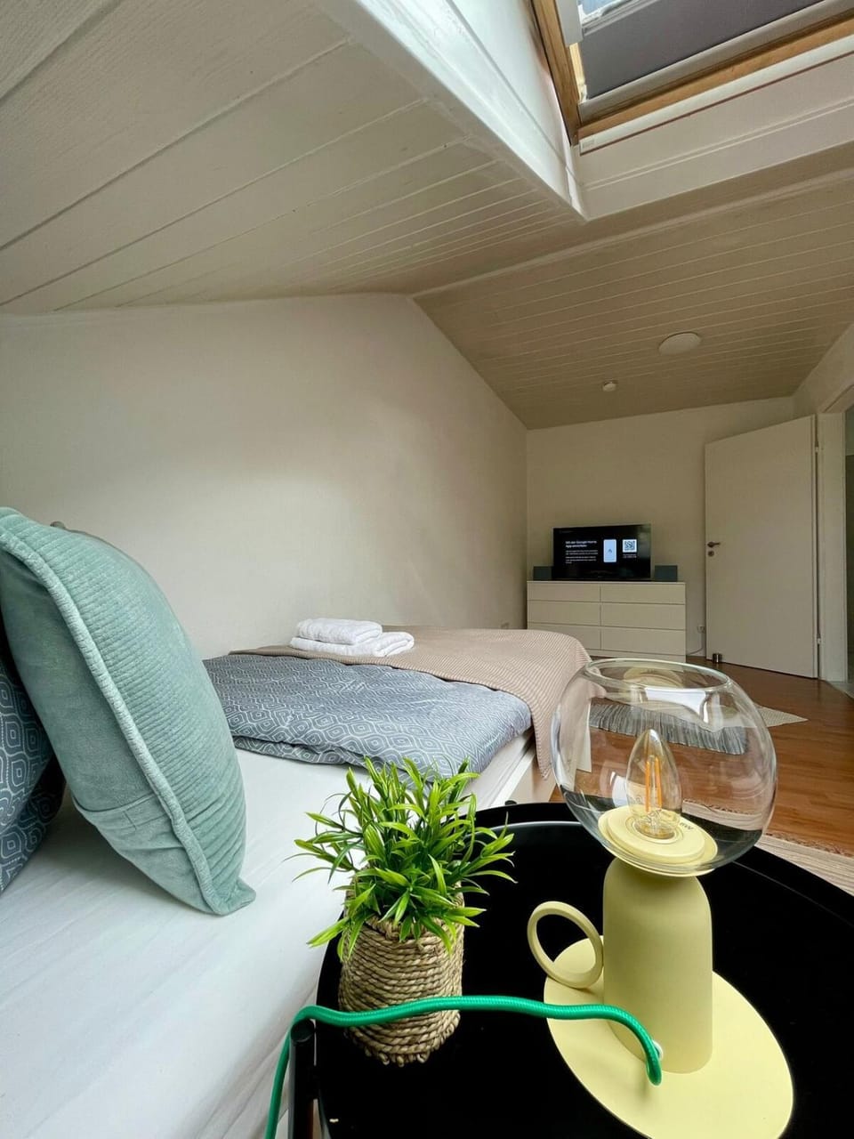 Bed, TV and multimedia, Photo of the whole room, Bedroom