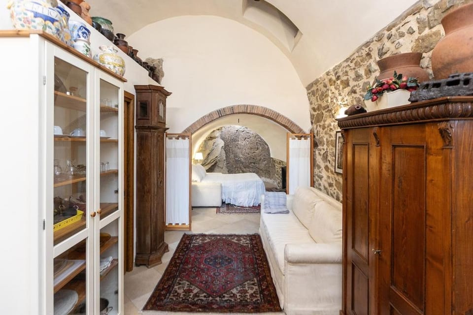 Bed, Living room, Photo of the whole room, Seating area, wardrobe