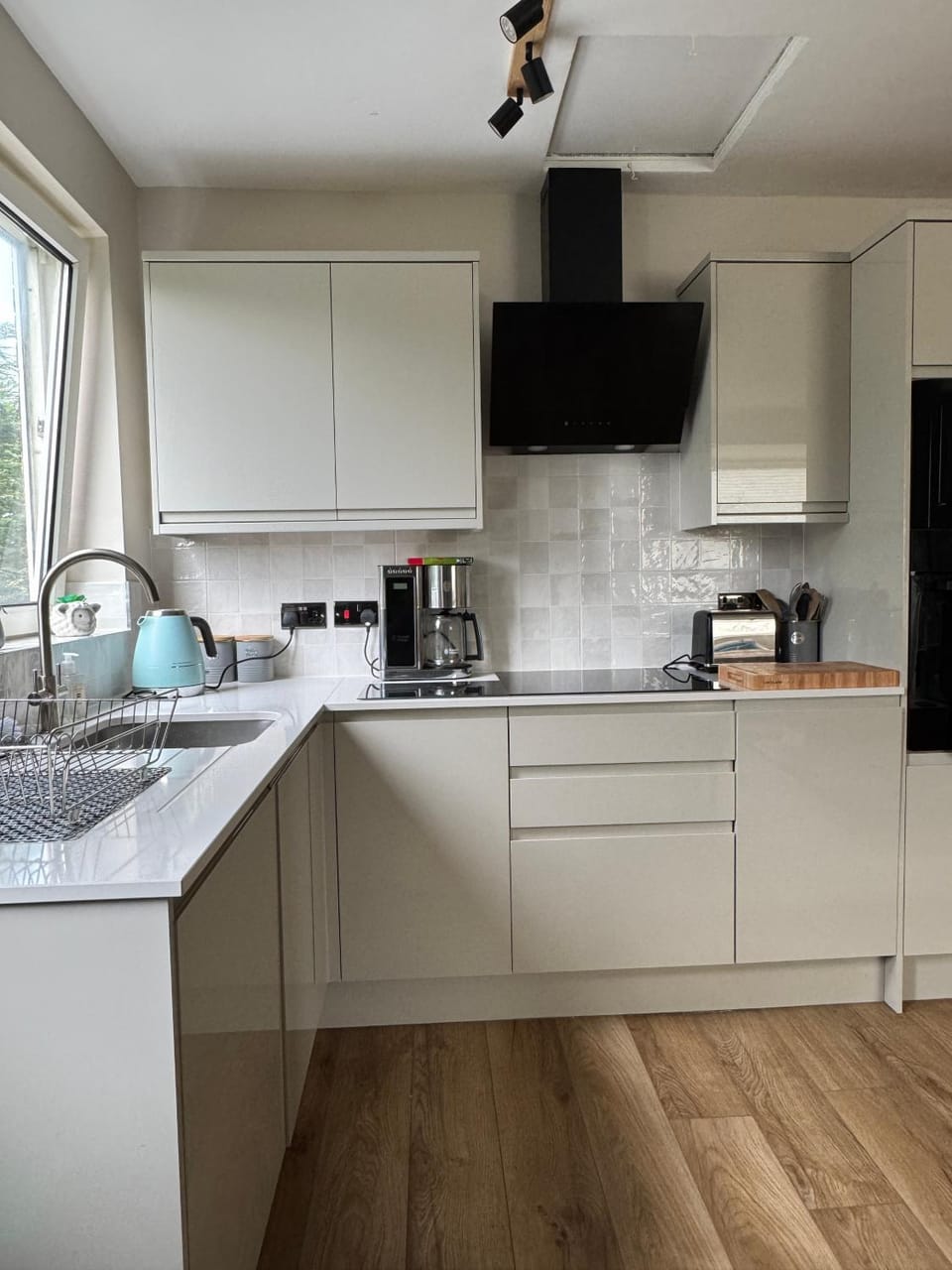 Coffee/tea facilities, Kitchen or kitchenette, dishwasher, stove, toaster