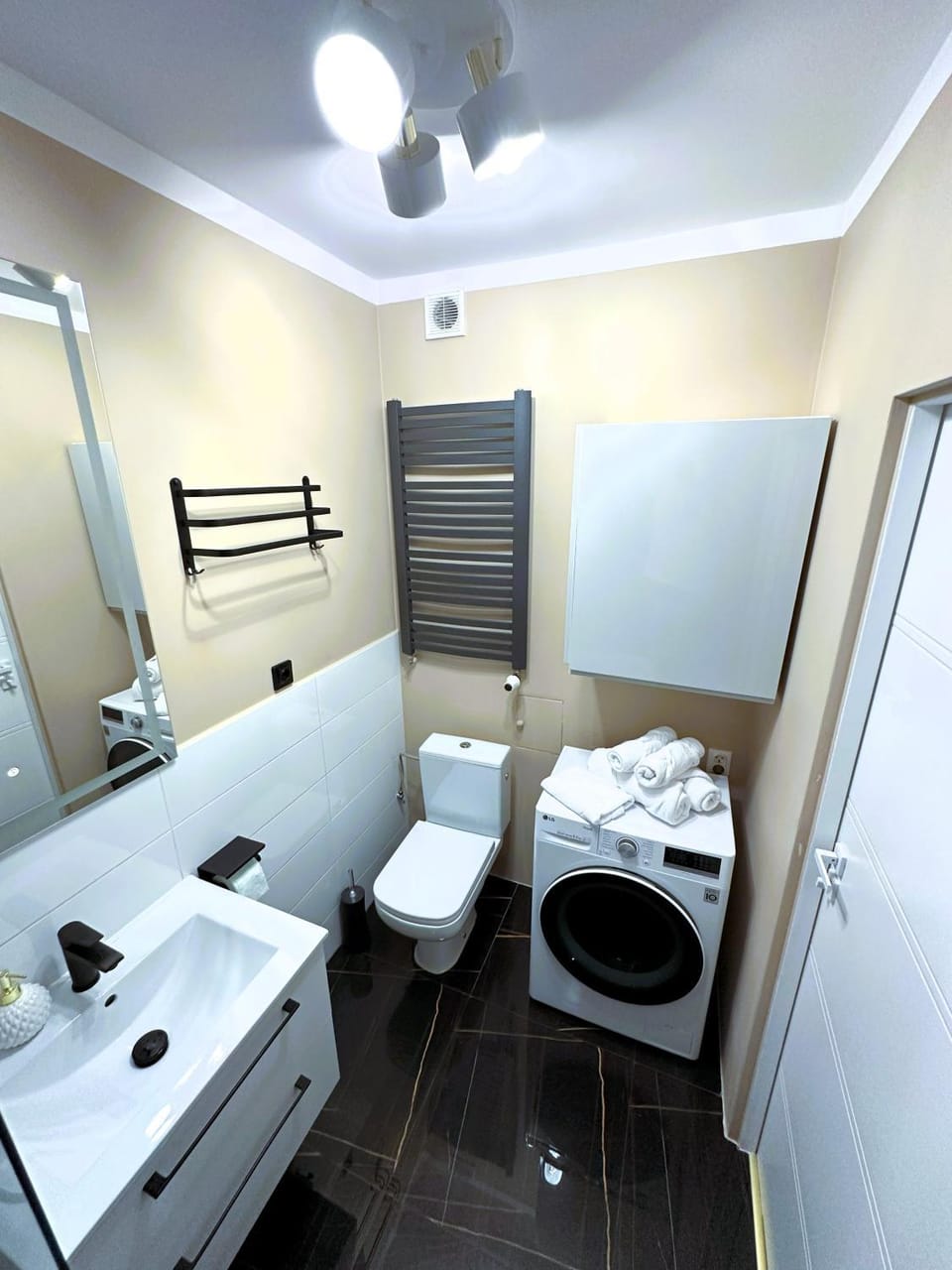 Toilet, Bathroom, towels