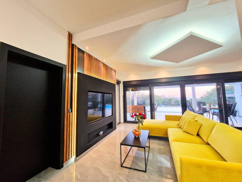 TV and multimedia, Living room, Seating area, Dining area