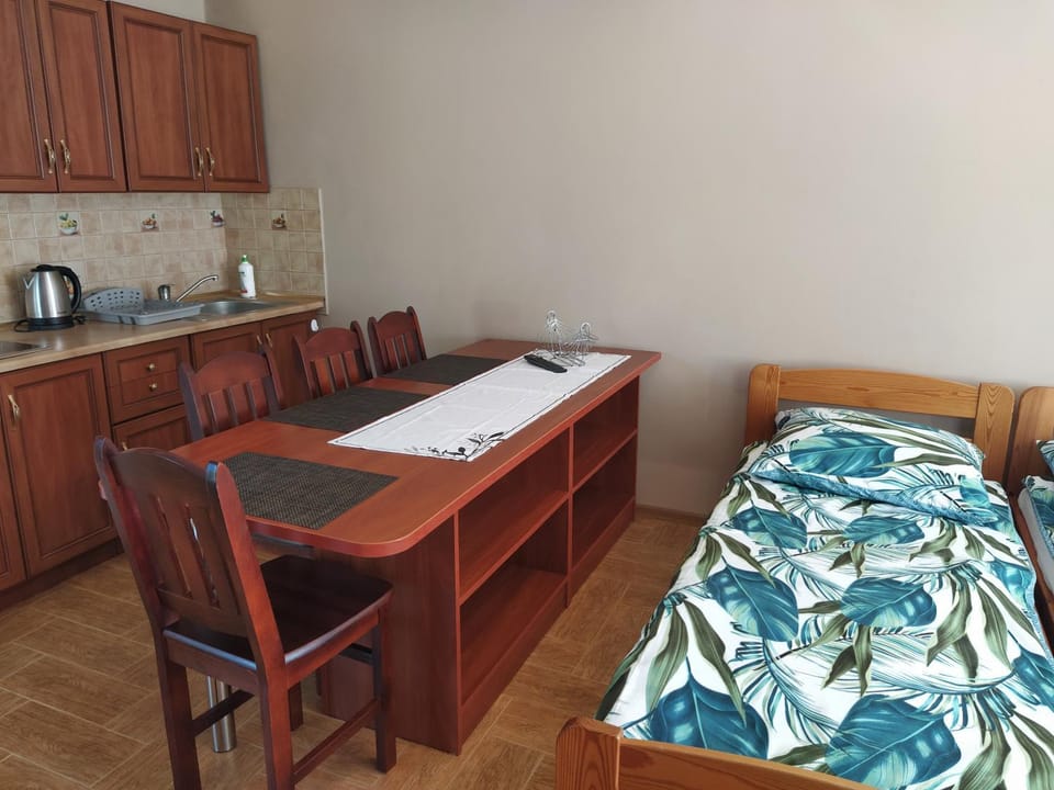 Bed, Kitchen or kitchenette, Photo of the whole room, Bedroom, stove