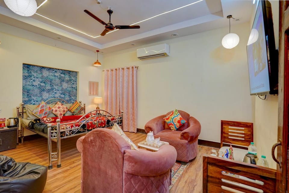 TV and multimedia, Seating area, Bedroom, air conditioner