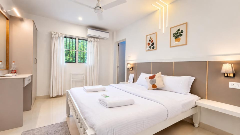Bed, Photo of the whole room, Bedroom, towels, air conditioner